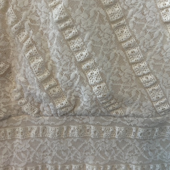 3/$20 cream vneck lace  top - Picture 3 of 4